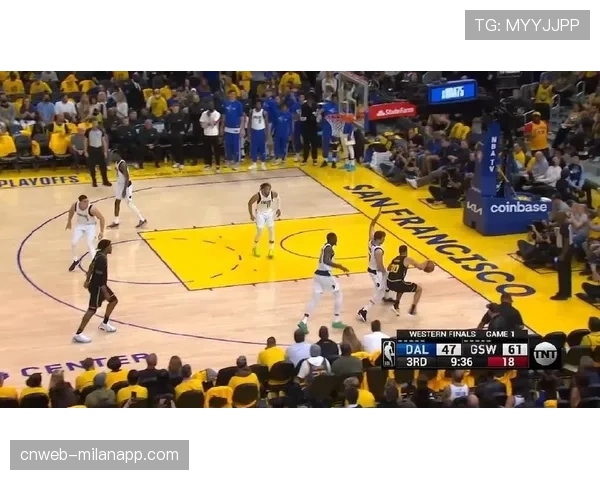 勇士对阵国王，库里半场超远压哨三分点燃大通中心